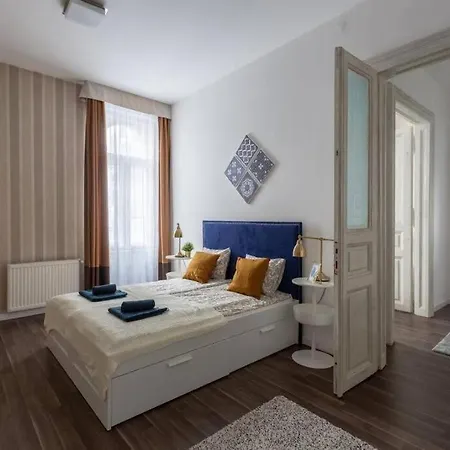 Chic, Captivating Space Near Opera House Apartament