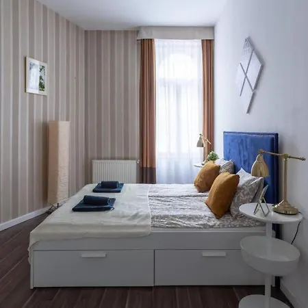 Chic, Captivating Space Near Opera House Apartament