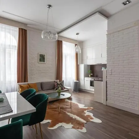Chic, Captivating Space Near Opera House Apartament