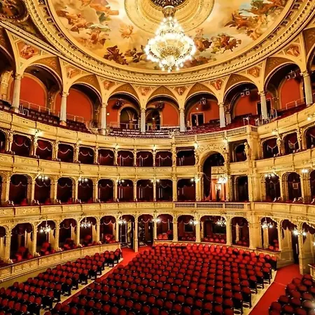 Chic, Captivating Space Near Opera House * Budapeszt