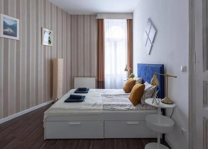 Chic, Captivating Space Near Opera House Apartman