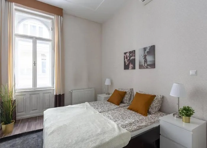 Chic, Captivating Space Near Opera House *